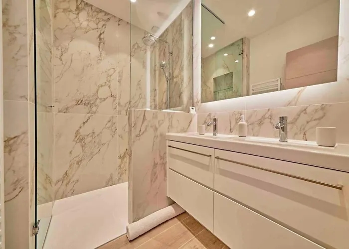 By The - Beautiful 2 Bedrooms - - Sea View - Garage